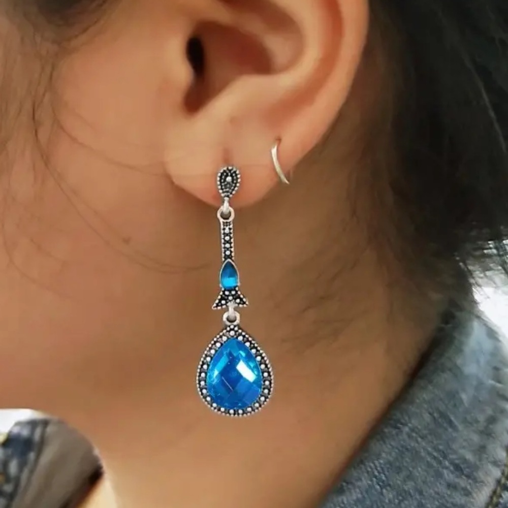NWOT - Elegant Vintage Inspired Droplet Earrings